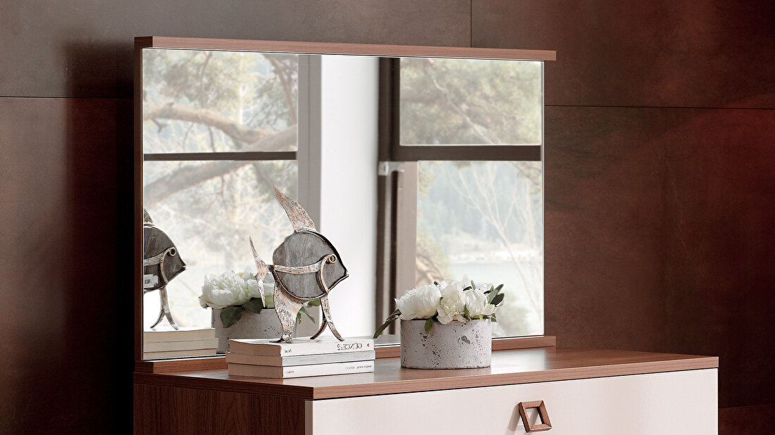 Mistral Mirror